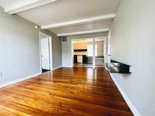 Building Photo - 509 NW 29th St Unit 1