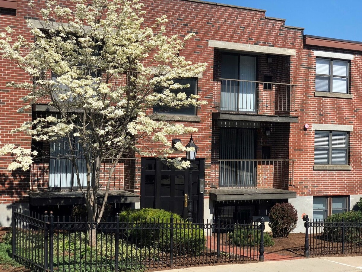 Photo - Great 1 Bed with Washer and Dryer in Unit! (Allston) WiFi Included