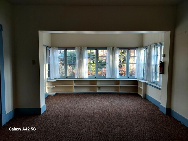 514 W Mercury St Unit Upstairs duplex