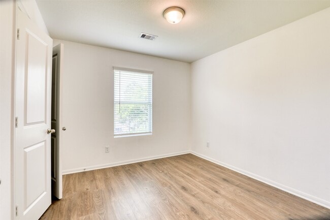 Building Photo - 422 Magnolia Ln
