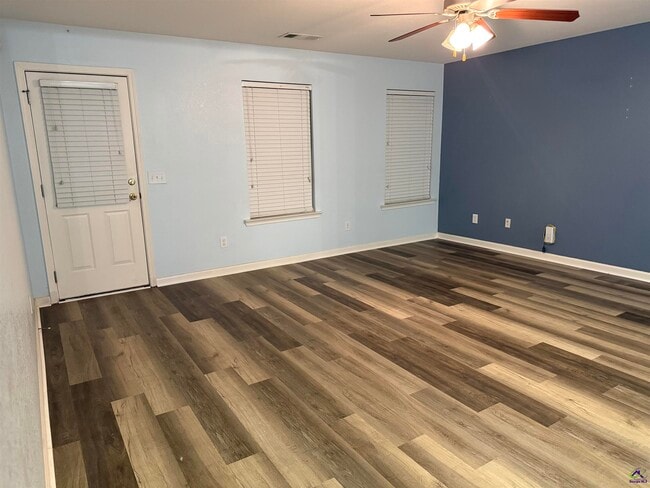 Photo - 423 Haddenham Ct