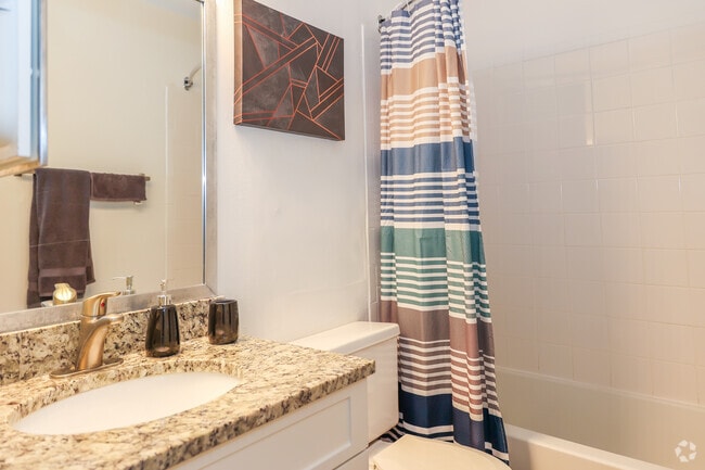 2BR, 2BA - 1,000 SF - Bathroom
