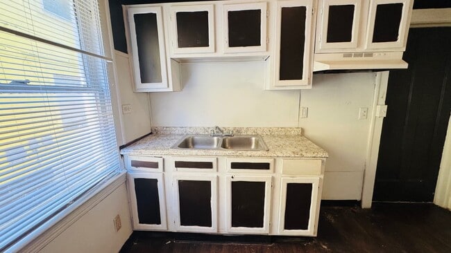 Building Photo - 12633 Edmonton Ave Unit 1