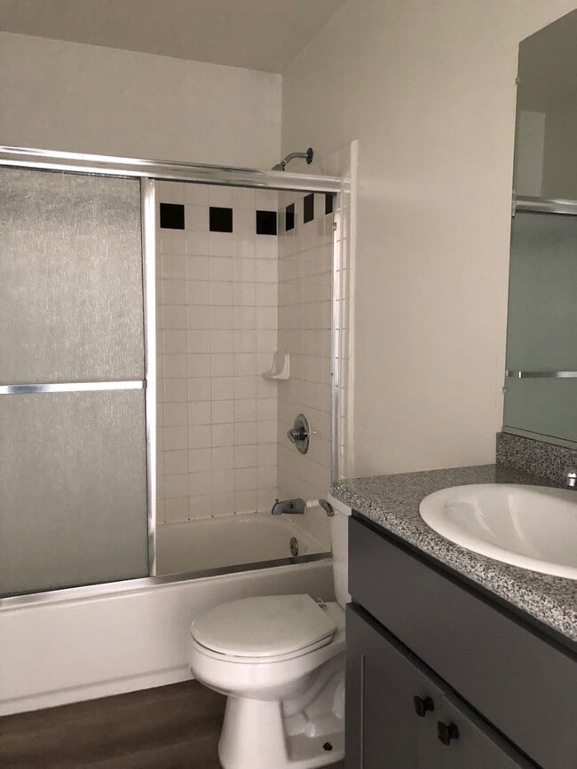 Photo - 5526 Carlton Way Unidad 302