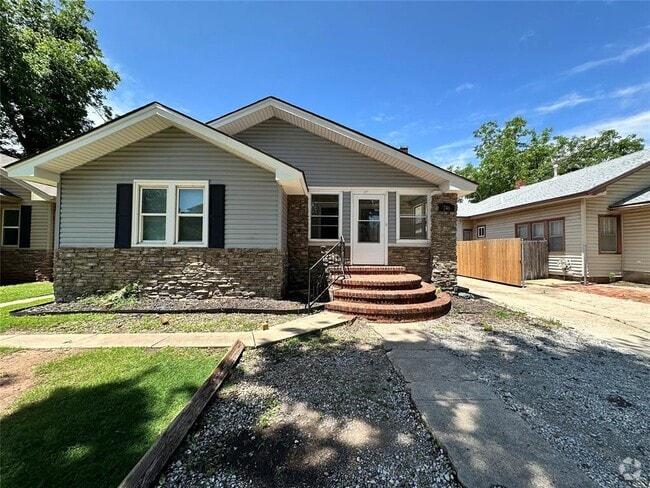 Building Photo - 746 S Jenkins Ave Rental
