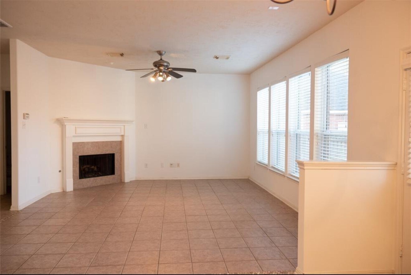 Photo - 102 N Queenscliff Cir