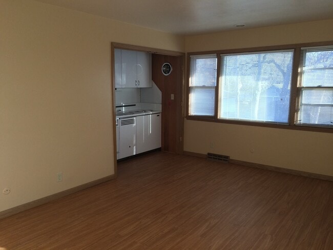 Photo - COZY EFFICIENCY LOCATED NEAR DOWNTOWN SIOUX FALLS! CALL TODAY FOR A SHOWING! Unit 512 W 16th Street #5