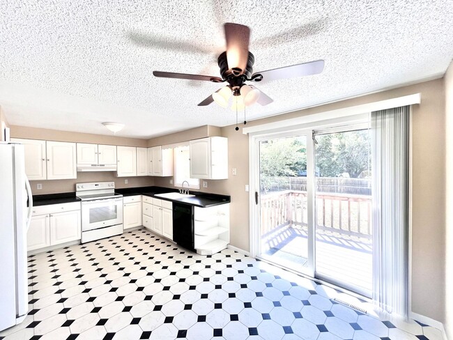 Building Photo - Large 3 Bedroom, 2 Bathroom Home With Attached 2 Car Garage in the Thompson Valley School Distric...