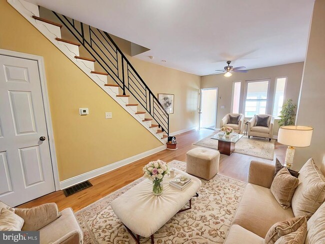 Building Photo - 923 E Schiller St