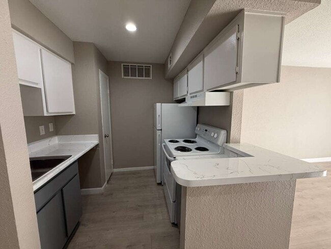 Photo - 8801 Glencrest Apartments