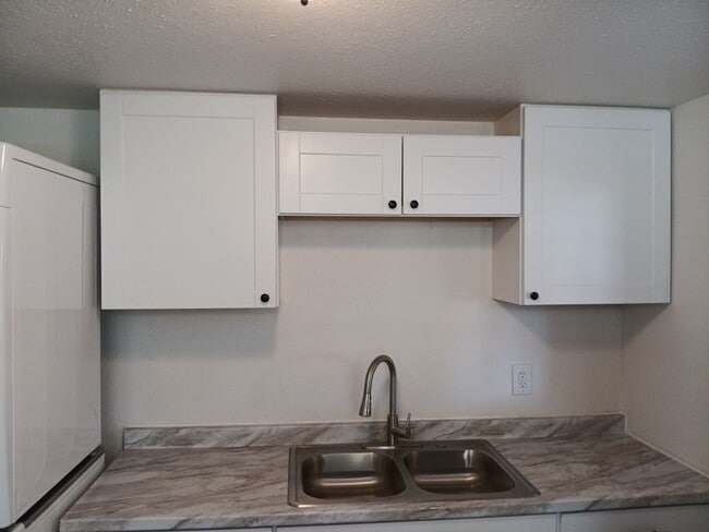 Photo - 3 Bedroom, 1 Bathroom Home! Schedule a Showing Soon!