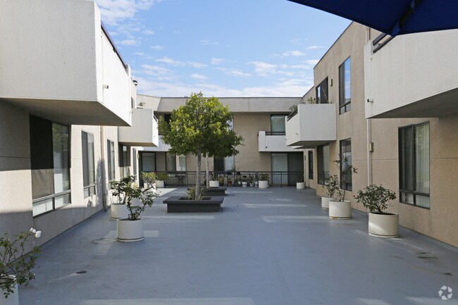 Courtyard - Parkview Terrace Apartments