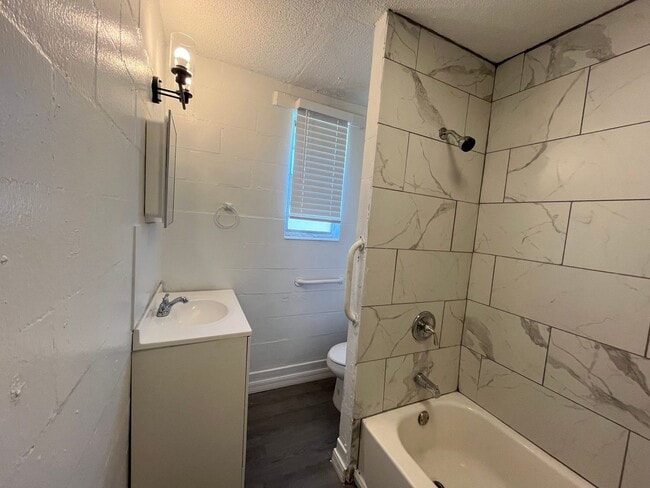 Photo - Newly Renovated 2 Bedroom Brick Apartment near Downtown Live Oak - Move in Specials! Unidad 815 McGee Street NE Live Oak 32064
