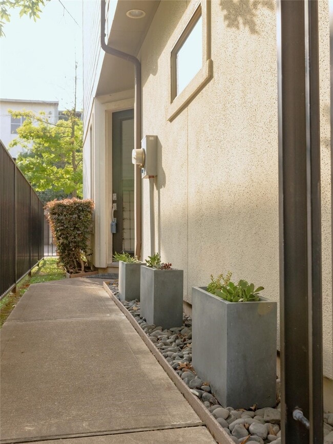 Photo - 1630 Dennis St