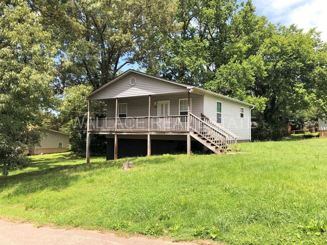 Building Photo - SOUTH KNOX CHARMER ...  2 BEDROOM AND 1 BATH Rental