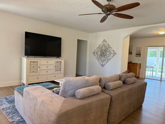 Photo - 516 E Whitney Dr