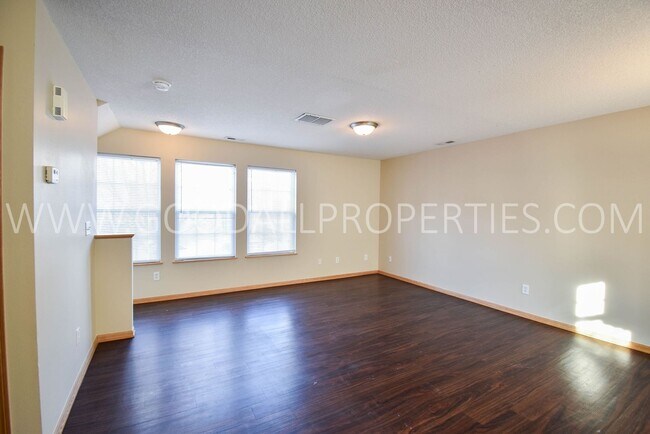 Photo - 2 Bedroom 2 Bath Townhome in Urbandale with attached 2 car garage!