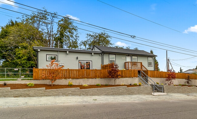 Building Photo - 5655 31st Ave SW Unit C