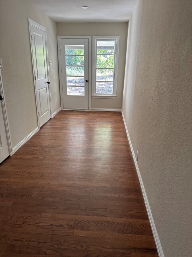 Photo - 805 Ross Trail