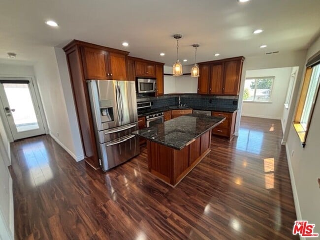 Photo - 2535 Mary St