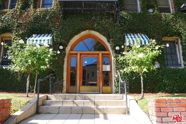 Building Photo - 611 Cloverdale Ave Unit 106