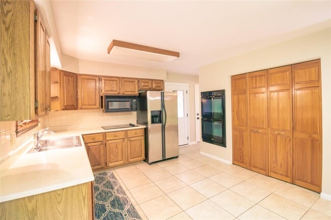 Photo - 395 Statesman Ct