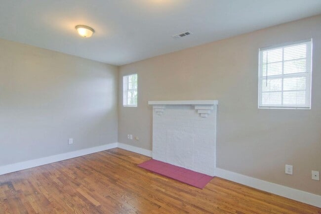 Photo - Knoxville 37917 - 2 bedroom, 1 bath home - Contact Susan Niedergeses (865) 300-4722