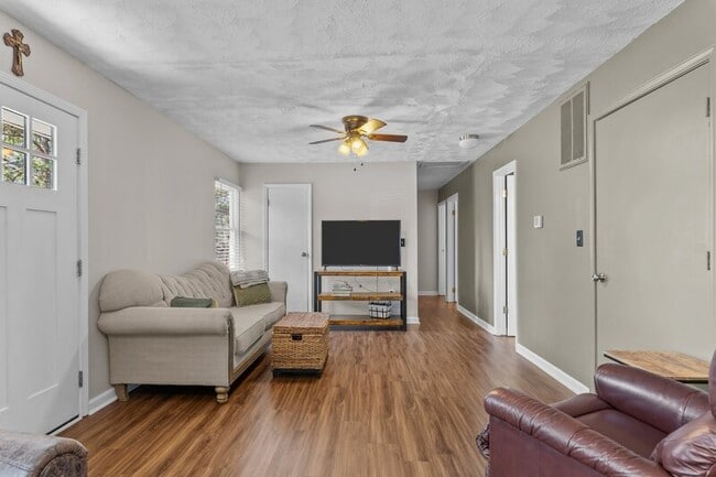 Photo - 620 E New England Ave