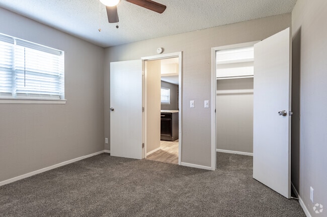 1BR, 1BA - 633SF