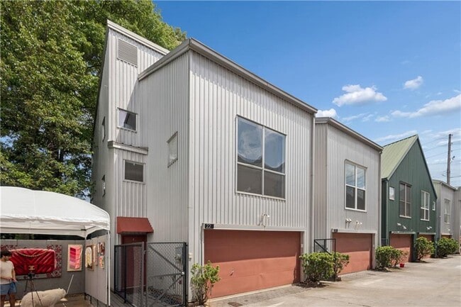 Photo - 920 Memorial Dr SE