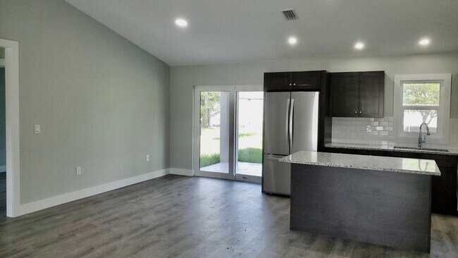 Photo - 2940 Sarletto St