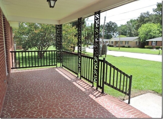 Photo - 2223 Imperial Ave E