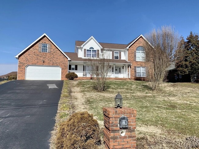 Photo - 124 Charlton Ct