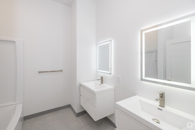 2BR, 2BA - 925SF - Bathroom