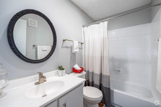 2BR, 2BA - 925SF - Second Bathroom