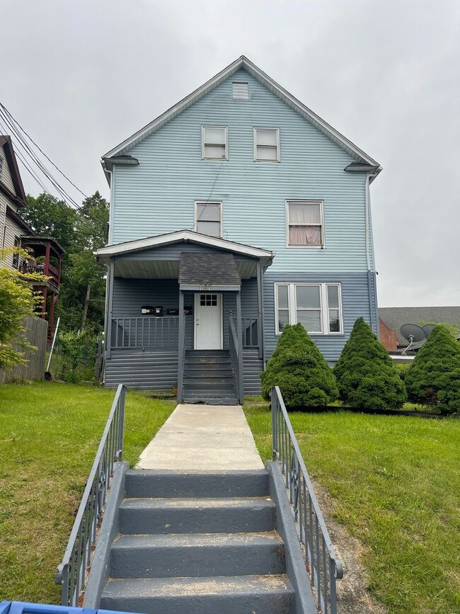 Spacious 4-bedroom, 1-bathroom first-Floor... - Spacious 4-bedroom, 1-bathroom first-Floor... Apartment Unit 1st Floor