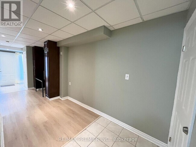 Photo - 3055 Finch Ave W