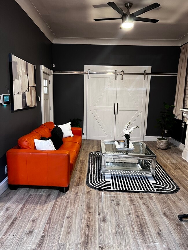 Building Photo - 2832 Stanton Ave Unit 1