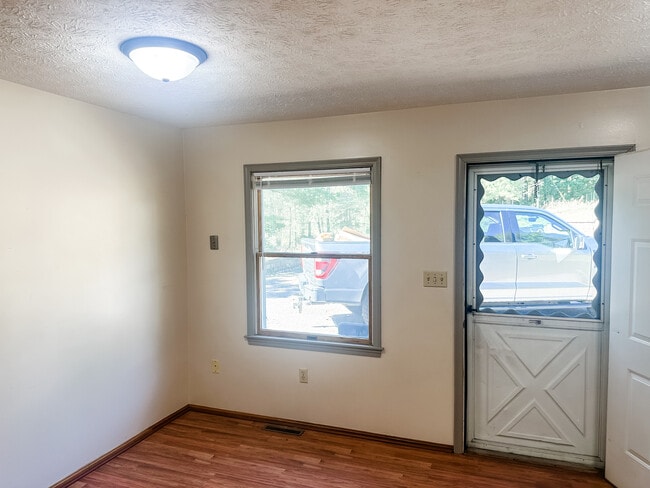 Amplia zona de comedor en la cocina. - 5229 Rule Rd Unidad #3 - 5233 Rule Road