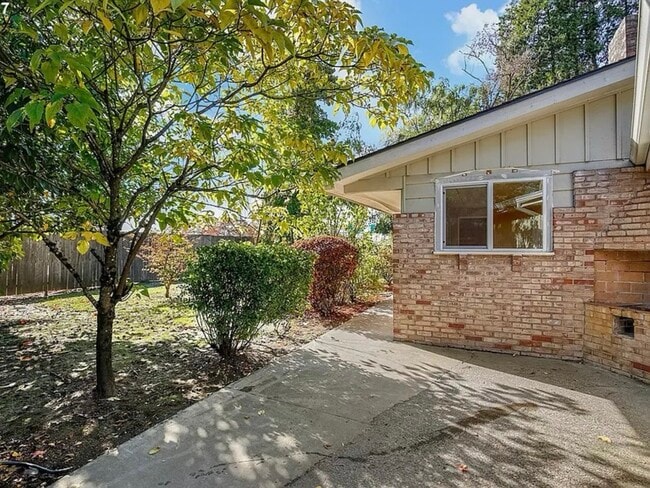 Photo - 1005 NE Newall Rd