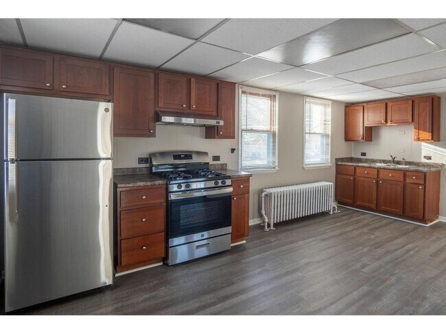 Photo - 890 Arkwright St N