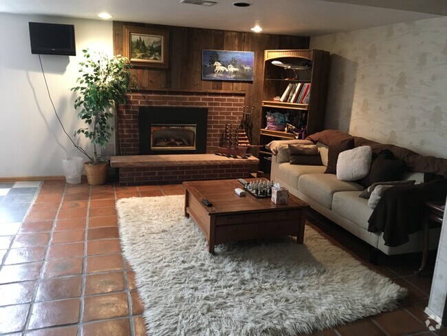 Living room w/fireplace - 3000 Ward Ct Rental