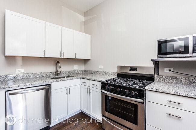 Building Photo - 1057 W Cornelia Ave Unit #  01