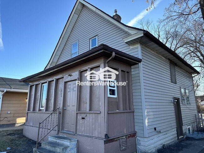 Photo - Available Now! - Large 5 bedroom, 3 bath home in Saint Paul!