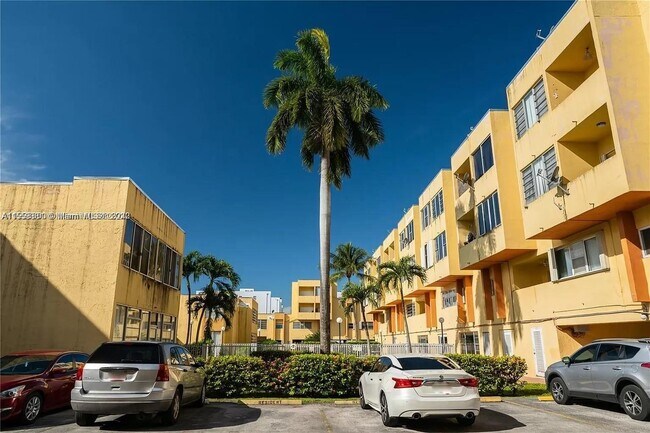 Photo - 1555 W 44th Pl Unidad 221B