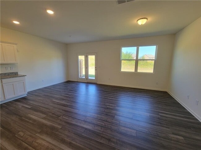 Photo - 209 Swindon Dr