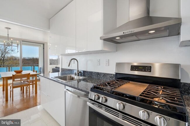Building Photo - 10201 Grosvenor Pl Unit 712