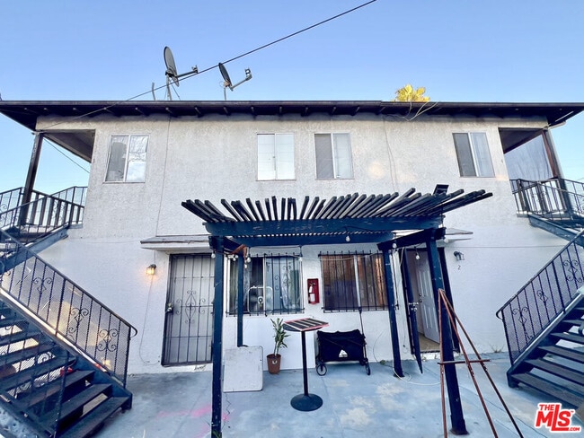 Building Photo - 7014 S Western Ave Unit 2