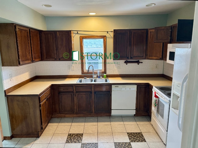 Photo - 626 Oak St NE