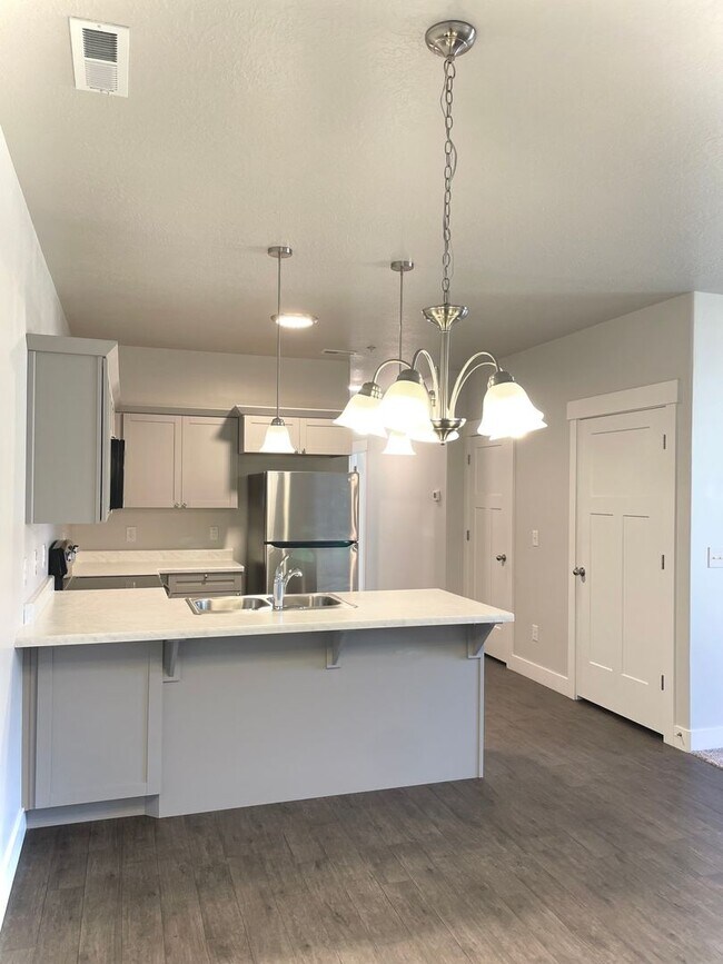 Make yourself at home in Lehi's Timp Point! - Make yourself at home in Lehi's Timp Point! Unit D202